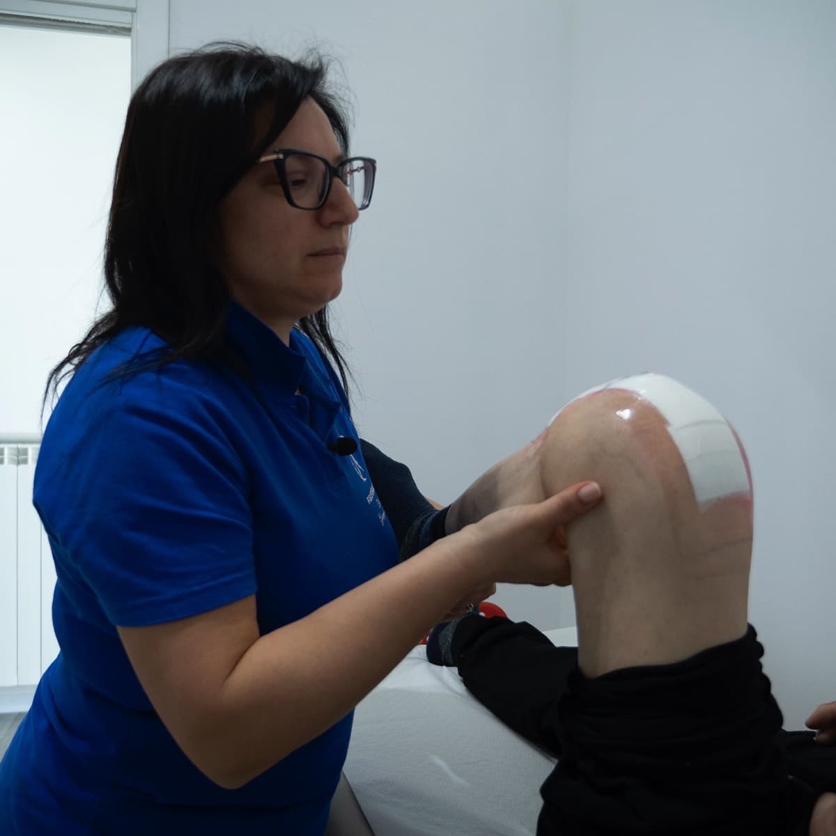 Recupero muscolare guidato durante una seduta fisioterapica